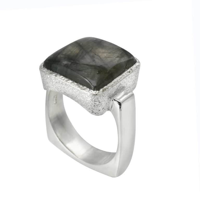 Ring mit Labradorit (Purpur) aus 925 Silber